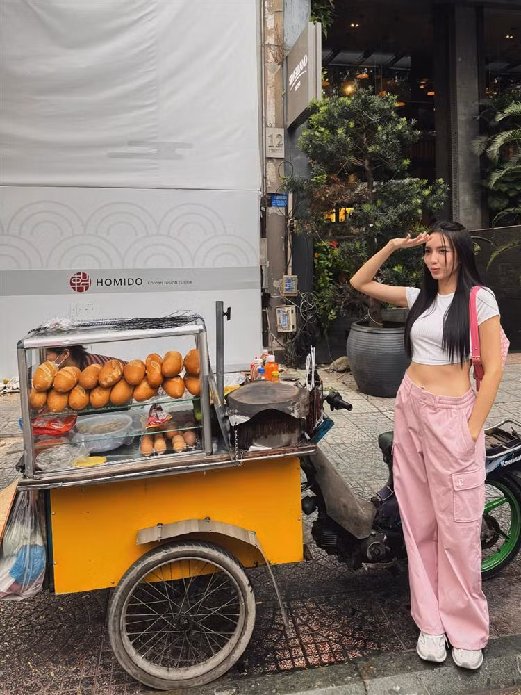Mới đây, Hoa hậu Thùy Tiên gây ấn tượng về sắc vóc khi khoe hình ảnh trên đường phố Sài Gòn