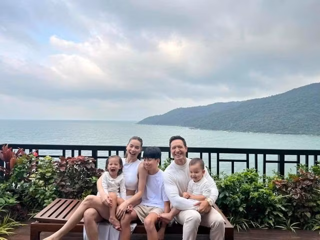 Tone trắng cũng là màu yêu thích và thường xuyên được gia đình Hồ Ngọc Hà - Kim Lý kết hợp cùng nhau.