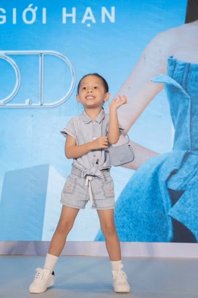 Denim phối cùng giày thể thao trắng cho các con mang đến sự thoải mái, khỏe khoắn và năng động.