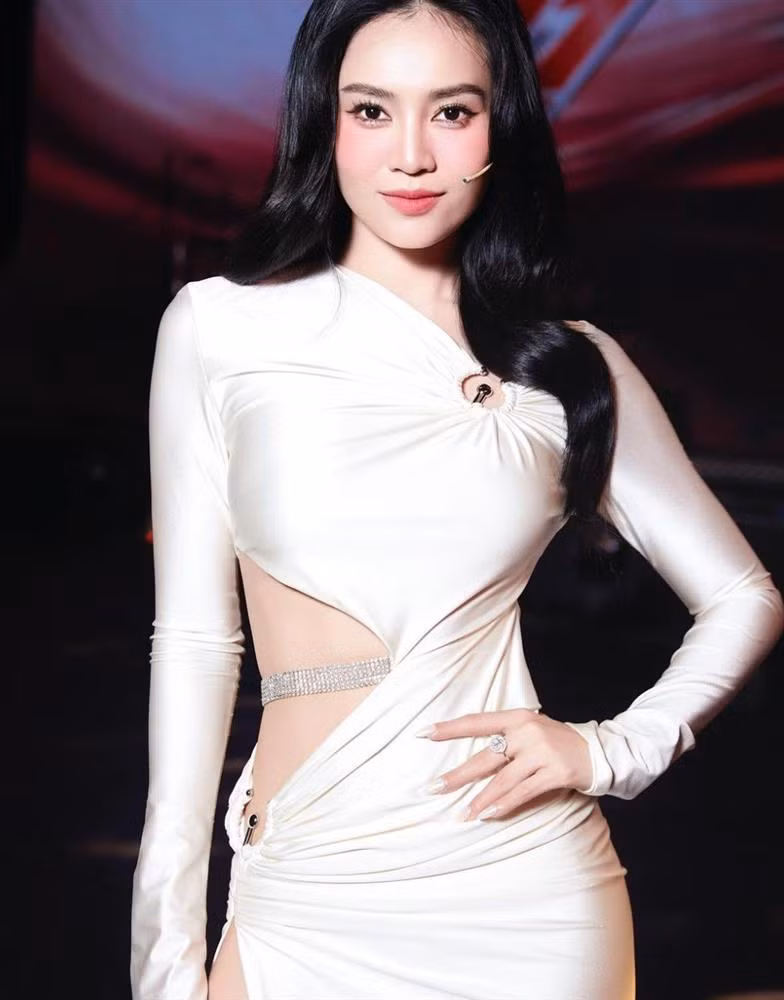 Trang phục mang gam màu trắng đơn giản nhưng thanh lịch, dễ dàng phù hợp với nhiều sắc da.