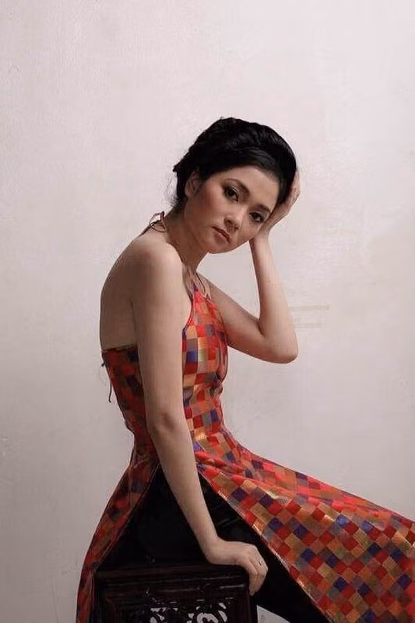  Nguyễn Thị Huyền được khán giả nhớ đến là một hoa hậu xinh đẹp trong lịch sử Hoa hậu Việt Nam. Cô đăng quang Hoa hậu Việt Nam vào năm 2004. Năm ấy, cuộc thi thu hút gần 3.000 thí sinh ghi danh nhưng chỉ có 21 cô gái lọt vào chung kết. Kết quả, Nguyễn Thị Huyền đến từ Hải Phòng giành vương miện cao nhất. Á hậu 1 là Trịnh Chân Trân còn danh hiệu Á hậu 2 được trao cho Nguyễn Thị Ngọc Bích.