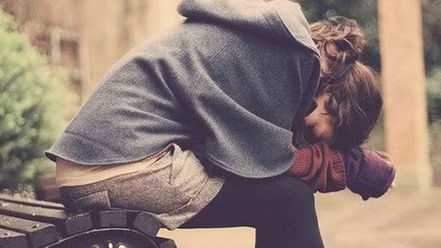  Yêu nhau nhưng vì chuyện hiểu lầm chẳng đáng có rồi phải chia cách. Rõ là còn tình cảm nhưng vì cái tôi quá lớn mà đánh mất đi.
