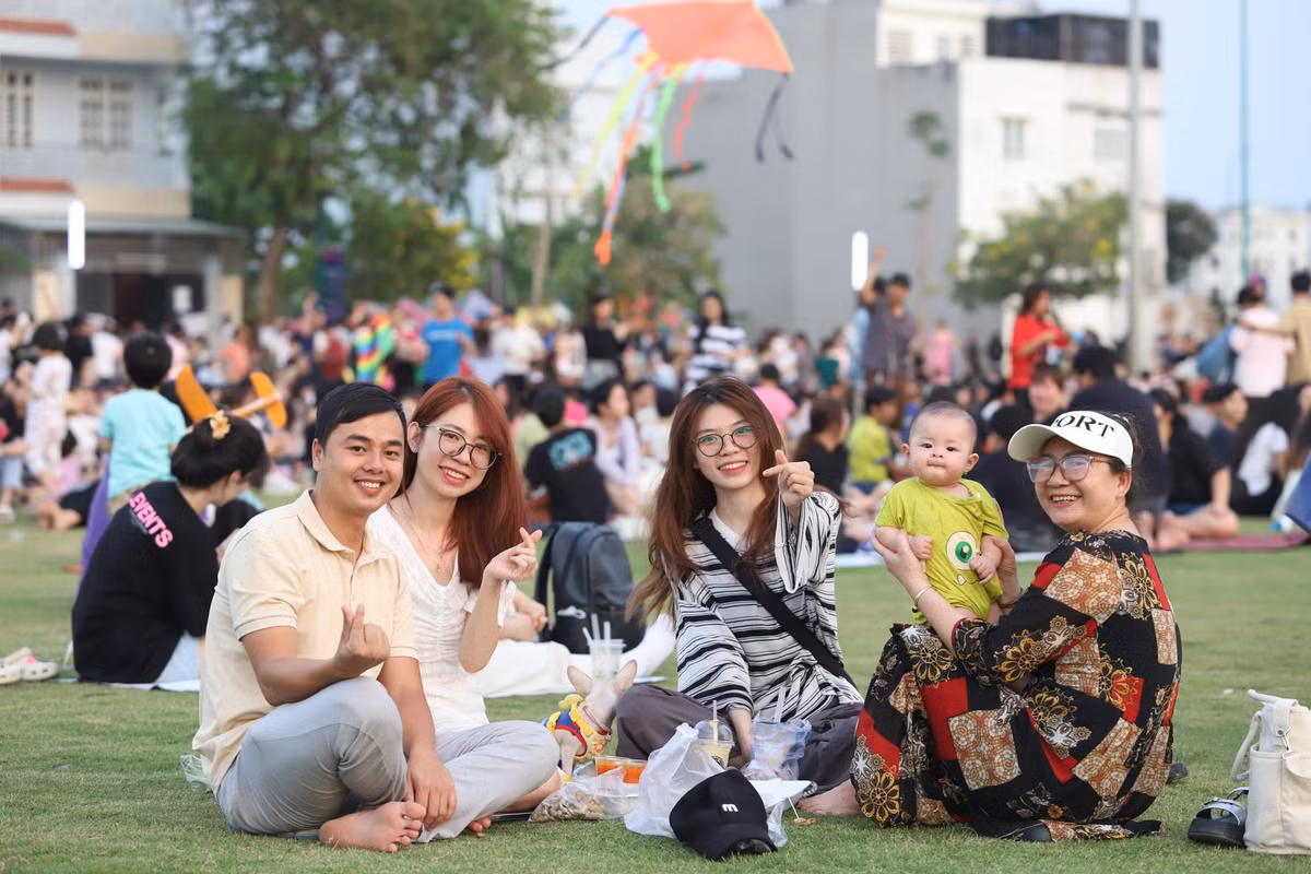 Ngày cuối tuần, chị Nhật Linh cùng gia đình thu xếp đến đồng diều thư giãn sau một tuần làm việc. Chị cho hay đã biết đến khu vực này một thời gian nhờ theo dõi trên mạng xã hội và đợt này chị quyết định đến đây cùng với những người thân yêu.