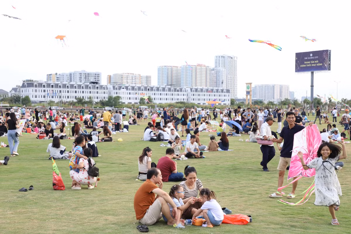 Người dân đến bãi thả diều càng lúc, càng đông vào lúc chiều muộn.