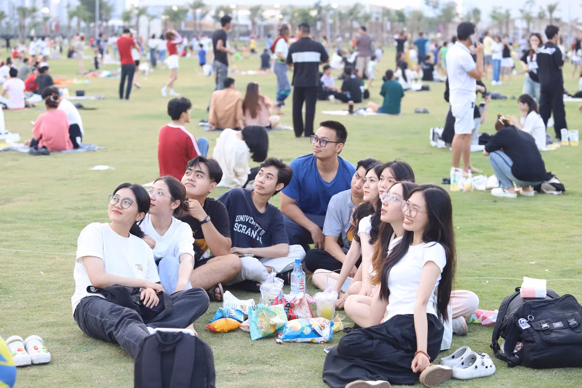 Các bạn trẻ tận hưởng giây phút thư giãn sau một tuần học tập, làm việc.