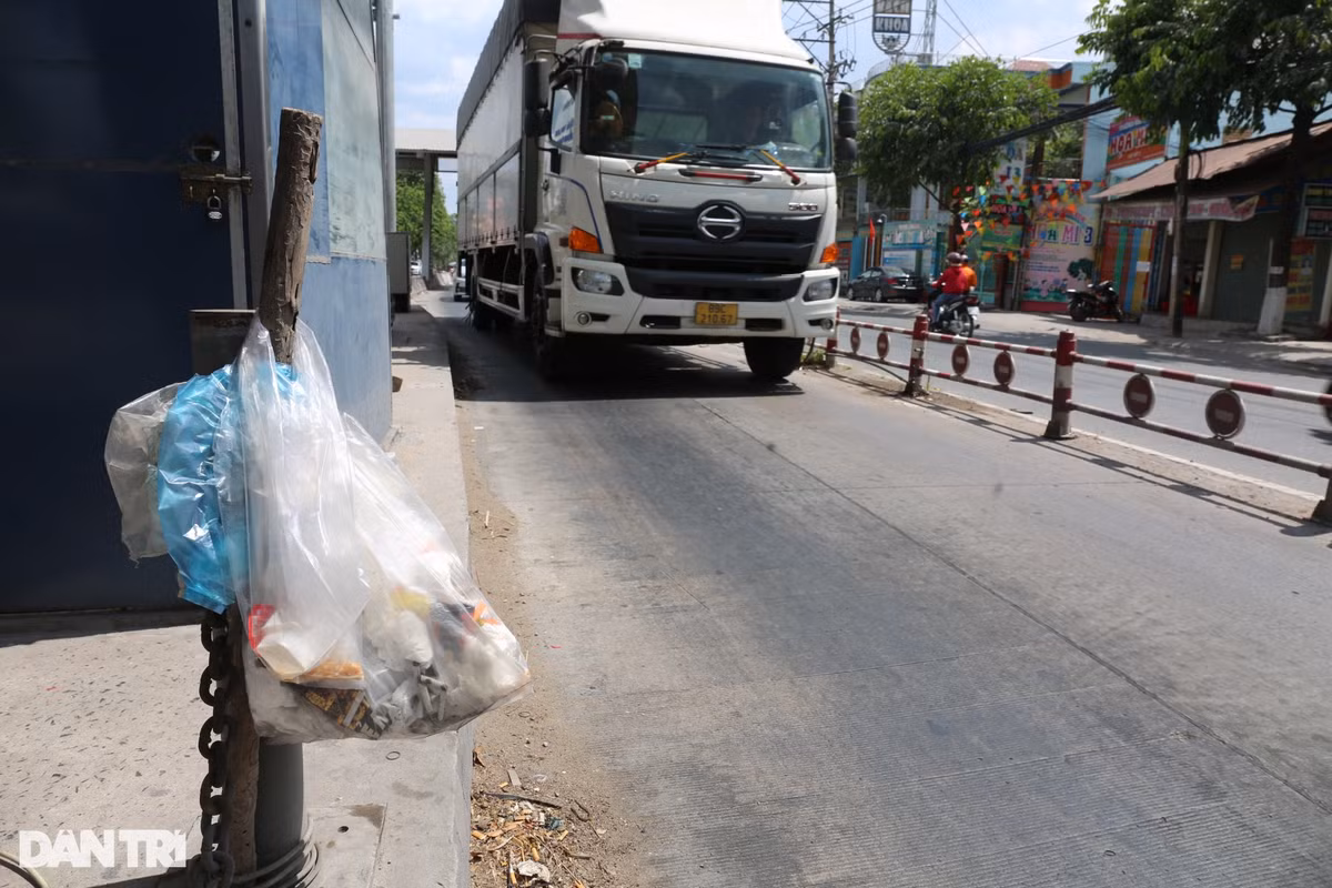Tại trạm thu phí BOT đường Đồng Khởi thuộc dự án thu phí dự án đường 768 cũng rơi vào tình trạng tạm dừng hoạt động. Nhiều người dân vứt rác bừa bãi ở khu vực trạm thu phí, gây mất mỹ quan.