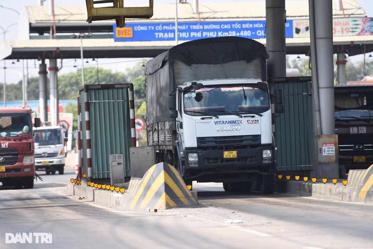 Theo ghi nhận, do trạm thu phí không hoạt động, các xe lưu thông qua các làn xe hẹp với tốc độ cao. Vạch sơn cảnh báo màu vàng - đen ở các trụ bê tông bụi bám mờ, đặc biệt vào ban đêm.