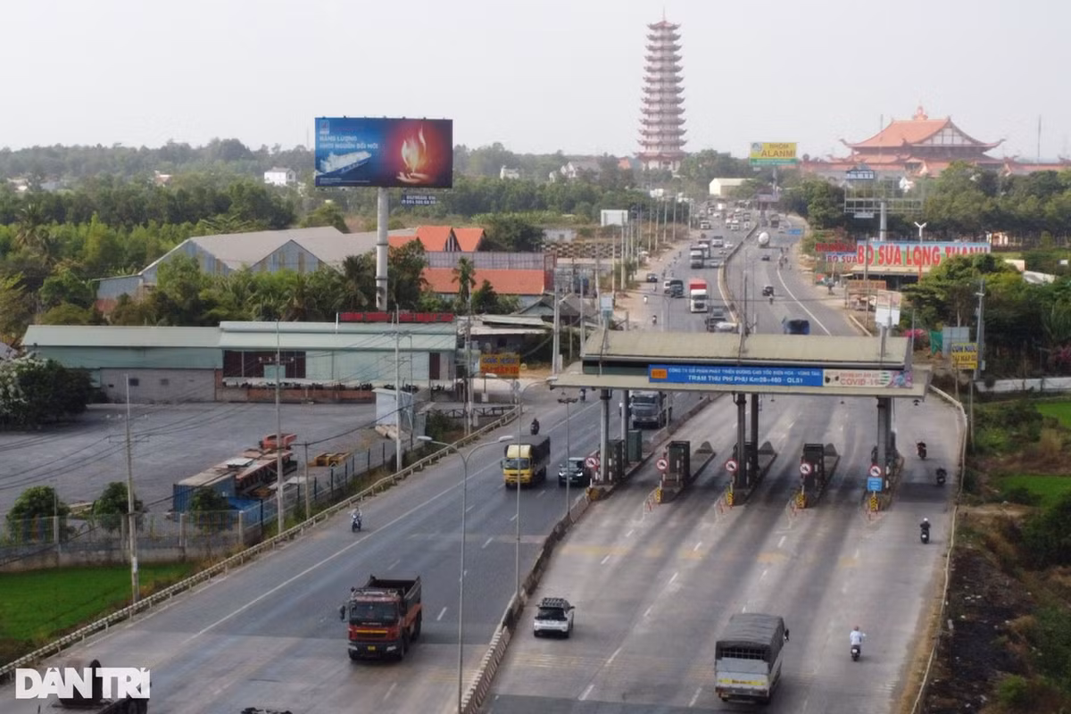 Anh Lê Văn Thắng (tài xế xe tải), thường xuyên lưu thông trên quốc lộ 51, cho biết: "Các trạm thu phí không có đơn vị bảo quản, dọn vệ sinh, sơn vạch cảnh báo nên rất nguy hiểm. Rất nhiều trường hợp va chạm ở các trạm thu phí "lô cốt" này".