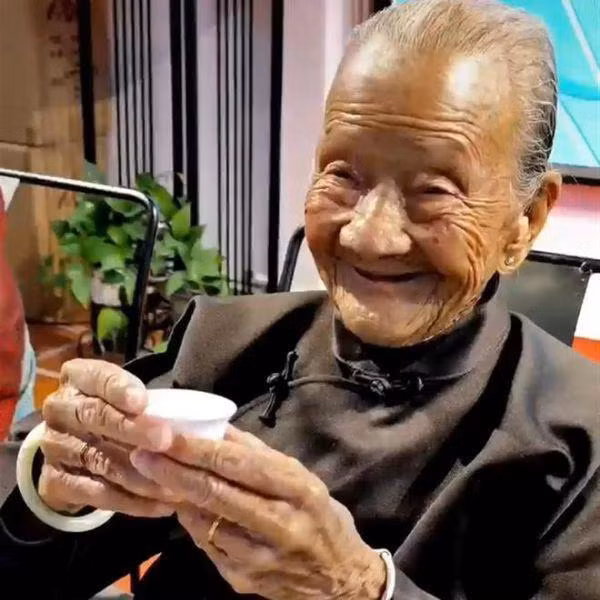 Con trai 88 tuoi dua me 111 tuoi di mua sam gay xuc dong