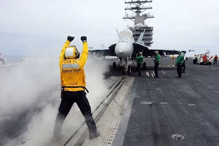 Các nhân viên phụ trách máy phóng trên tàu sân bay Mỹ là người đưa ra tín hiệu cuối cùng cho phi công trước khi cất cánh. Theo Business Insider.