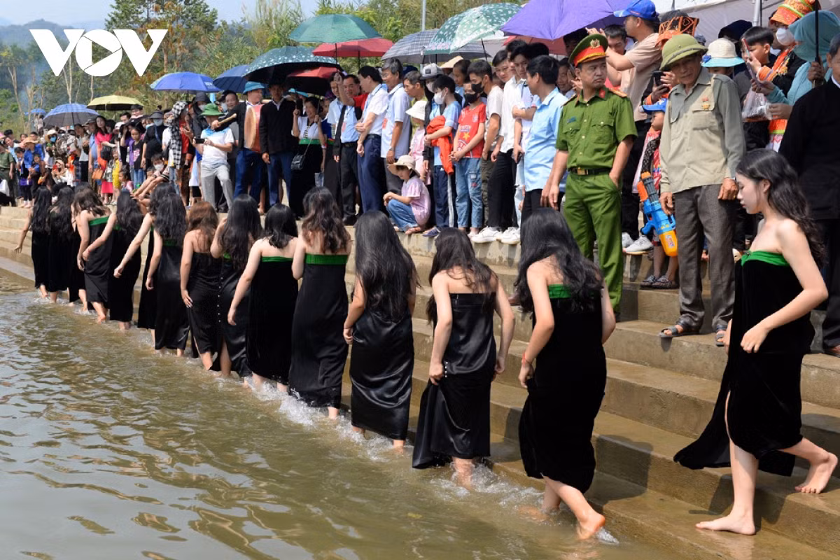 Từ nghi thức gội đầu năm mới, năm 2014 huyện Phong Thổ đã phục dựng thành lễ hội Áp Hô Chiêng và năm nay là năm đầu tiên đổi thành Áp Hô Pang - lễ hội gội đầu.
