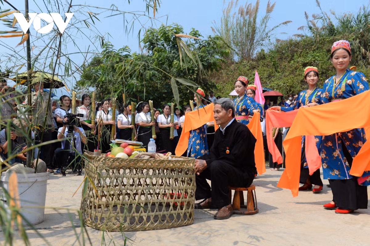 Theo thầy cúng - nghệ nhân dân gian Nông Văn Nảo, nghi thức Áp Hô Pang xuất phát từ nghi thức gội đầu cầu may năm mới gắn liền với truyền thuyết Nàng Han.