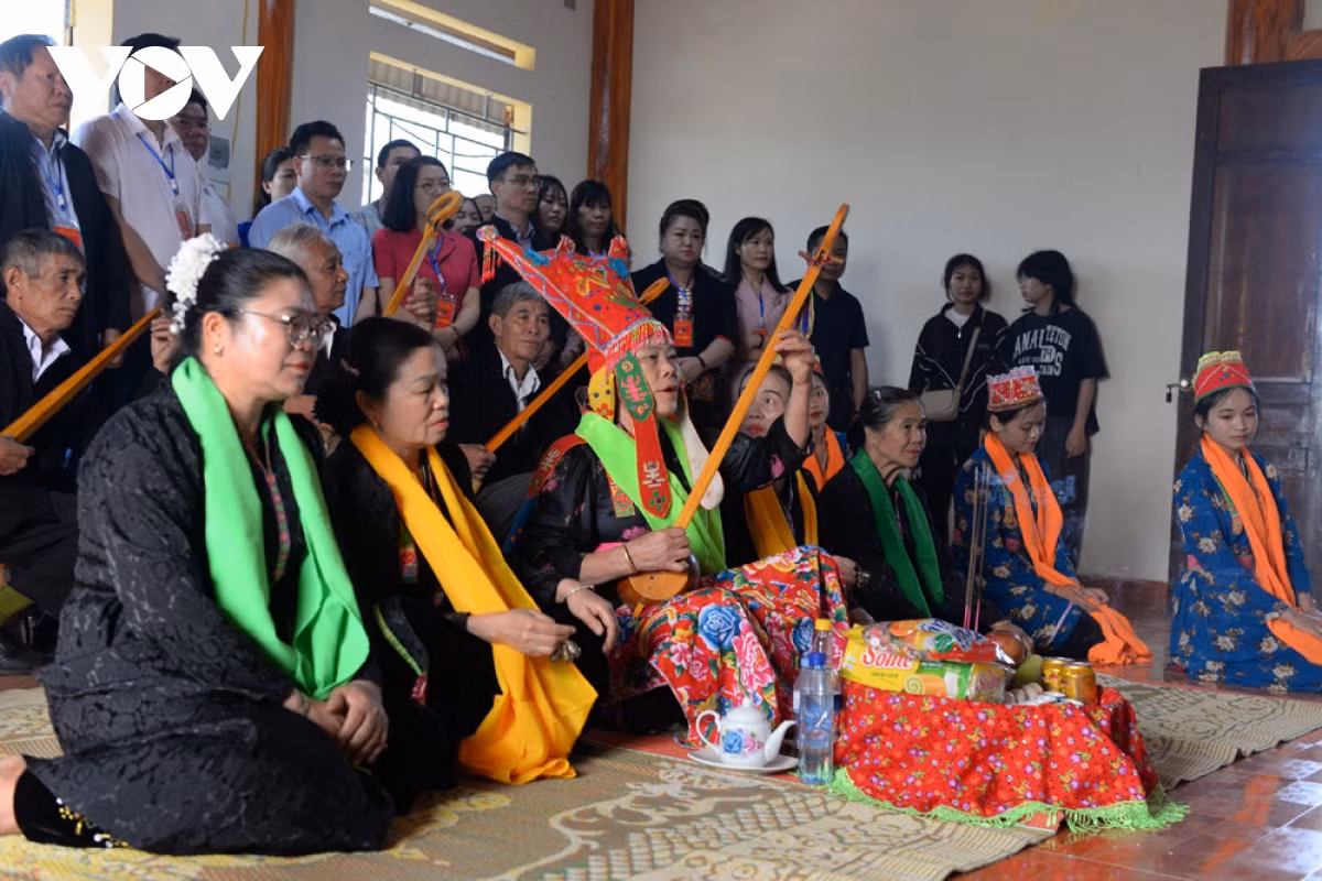 Ngam thieu nu Thai trang trong nghi thuc goi dau