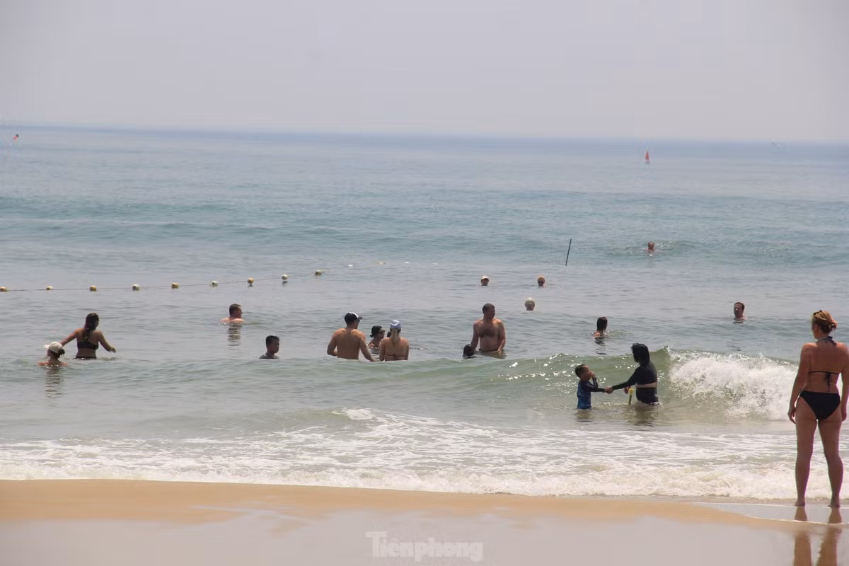Một nhóm khách nước ngoài tắm biển Mỹ Khê lúc 11h trưa. BQL bán đảo Sơn Trà và các bãi biển du lịch Đà Nẵng cũng chủ động phối hợp với các dự án ven biển trong công tác cứu hộ, đảm bảo an toàn cho du khách tại các khu vực trước dự án. Phối hợp với các khách sạn cung cấp thông tin hướng dẫn về tắm biển an toàn cho khách du lịch.