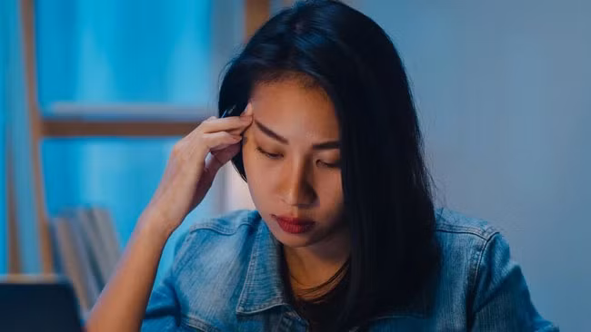Trong bua com, bo gioi thieu vo sap cuoi khien anh toi phan no