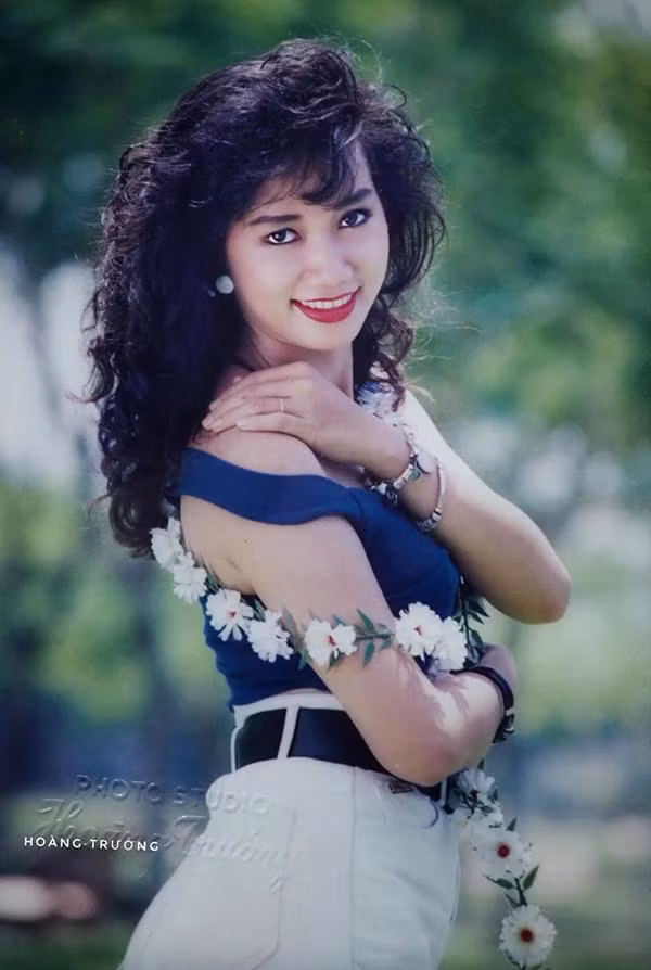 Kim Khánh sinh năm 1967, xuất thân là huấn luyện viên thể dục nhịp điệu. Năm 1991, Kim Khánh tham gia cuộc thi Khỏe – Đẹp – Thời Trang và xuất sắc giành ngôi vị Á hậu 1. Danh hiệu này đã mang đến cho Kim Khánh cơ hội đóng phim, làm người mẫu, dẫn chương trình và cả ở lĩnh vực âm nhạc.