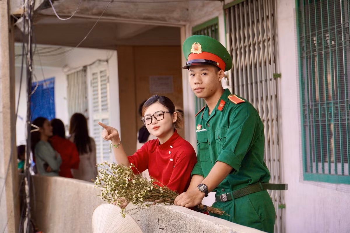 Các cặp đôi tranh thủ thời gian nghỉ Tết quý giá để lưu giữ những bức ảnh tình cảm.