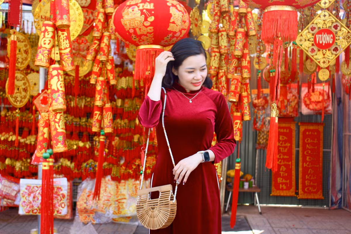 Khu vực ngã 6 với các gian hàng lồng đèn rực rỡ luôn là điểm chụp hình lý tưởng dịp Tết. Một số người mua vài món đồ trang trí để ủng hộ người bán. Các tiểu thương cũng khá dễ chịu khi có người đến chụp ảnh.