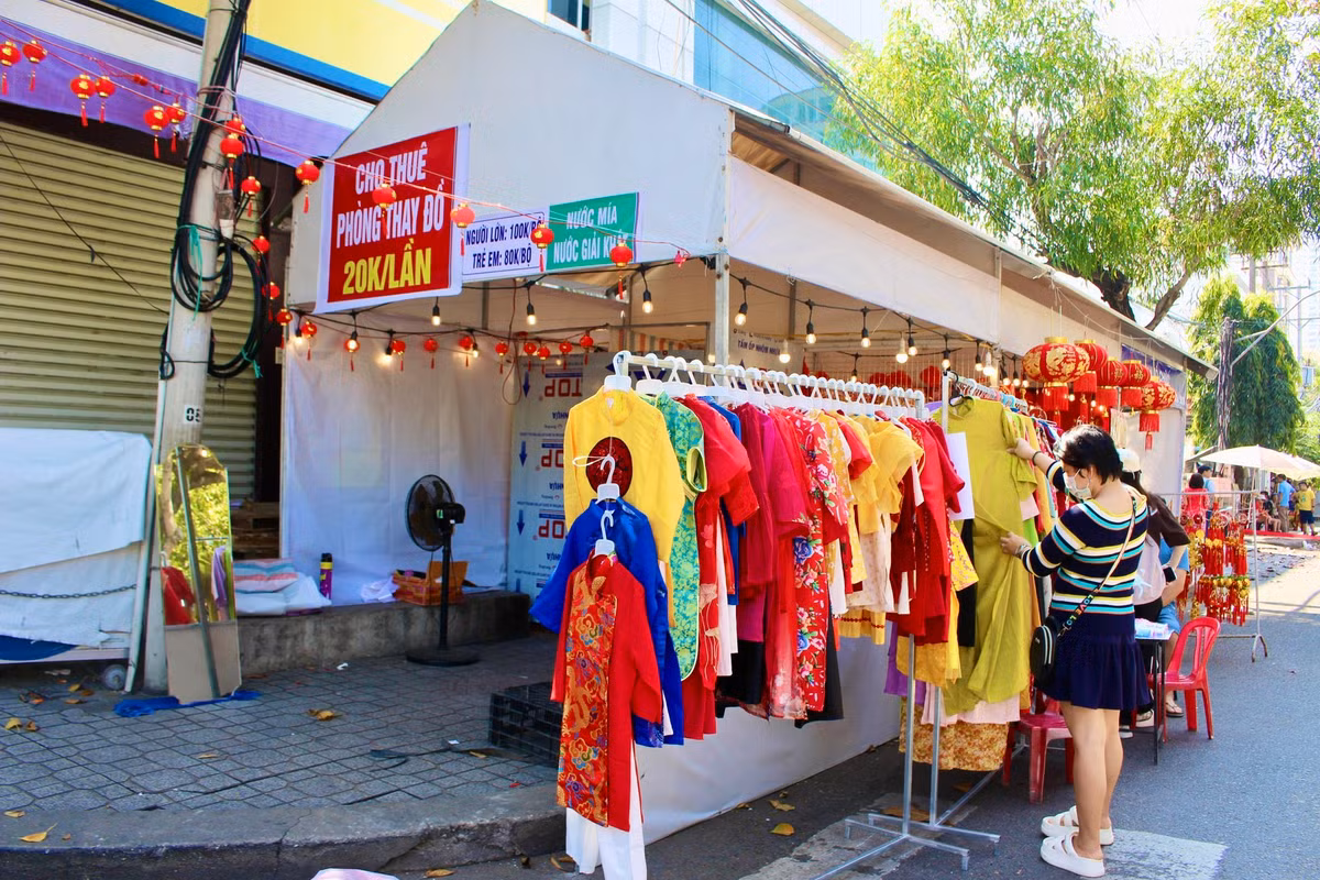 Nơi đây còn có dịch vụ cho thuê áo dài và phòng thay đồ để ai cũng có thể lưu giữ những bức ảnh đẹp.