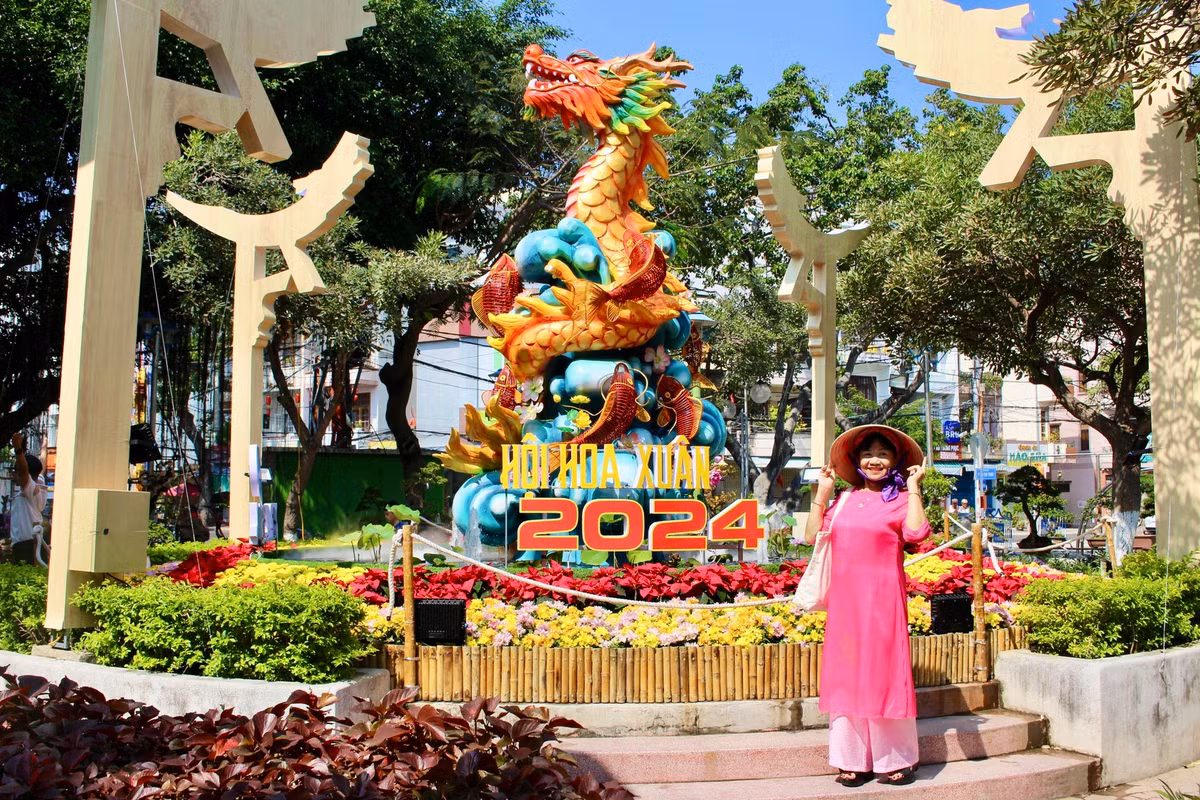 Thích thú thả dáng bên linh vật “cá chép hóa rồng”.