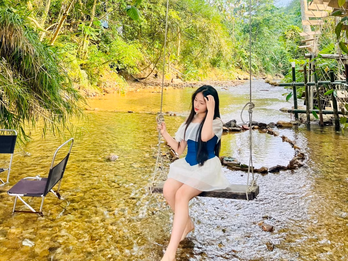 Gioi tre ru nhau len nui tranh nong: An ga nuong, uong ca phe ben suoi-Hinh-12