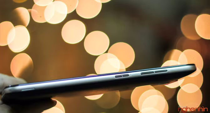 Tương tự, Zenfone Max thừa hưởng gần như trọng vẹn thiết kế của Zenfone 2 nhưng trông sang trọng, bắt mắt hơn với góc cạnh vê tròn, khung viền mạ màu kim loại và nắp lưng giả da ít bám bẩn, vân tay.