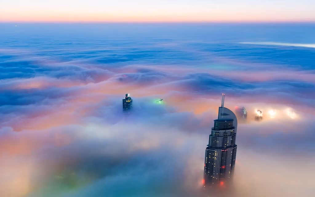 Trung tâm Dubai trong sương sớm và ánh bình minh khiến du khách có cảm giác như đang ở một hành tinh khác.
