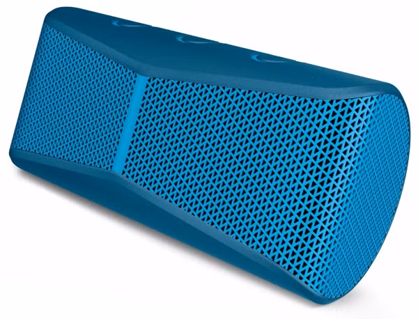  Logitech X300. Logitech X300 được thiết kế dạng thanh trải dài với hai loa đặt cạnh nhau chia đều diện tích mặt trước. Loa được bao phủ bên ngoài bởi lớp vỏ nhựa bọc cao su với bộ ba phím tròn điều khiên nằm trên đỉnh. Logitech trở thành lựa chọn lý tưởng trong tầm giá với chất lượng âm thanh kênh đôi, thể hiện âm trầm trung thực. Tuy nhiên, loa có trọng lượng hơi nặng tay với 363g đã phần nào giảm bớt tính linh hoạt vốn đòi hỏi trên những chiếc loa di động. X300 cũng tích hợp sẵn microphone đàm thoại. Pin theo máy cho phép duy trì thời gian sử dụng liên tục đến 5 giờ. Giá tham khảo: 1.550.000 đồng. 