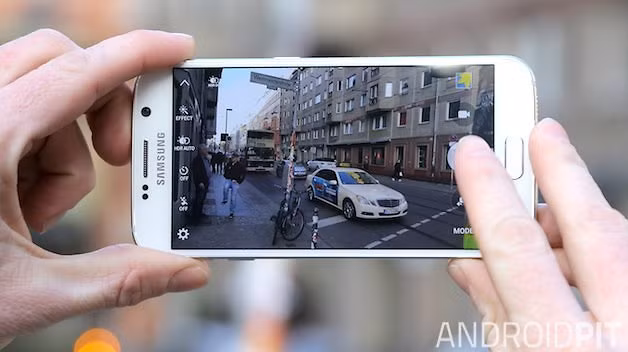  5. Chụp ảnh tốt hơn: Độ phân giải camera S7, S7 Edge thấp hơn năm ngoái nhưng điều này giúp kích thước cảm biến của máy lớn hơn 30% so với iPhone 6s, khẩu độ f/1.7 rất lớn ở thời điểm hiện tại, cùng với đó là công nghệ Dual Pixel cho phép bắt sáng tốt và lấy nết nhanh hơn nữa. Samsung còn bổ sung hai chế độ chụp ảnh là Motion Photo, Motion Panorama và màn hình S7, S7 Edge có thể biến thành đèn flash khi selfie trong điều kiện thiếu sáng.