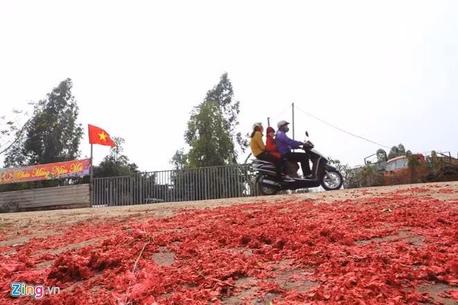 Xác pháo đỏ đường: Công an chưa biết, xã bảo có