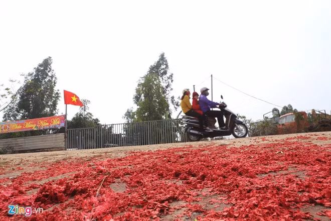 Người dân cho hay, năm nào dân nơi đây làm ăn phát đạt thì xác pháo sẽ rải đỏ khắp nơi.