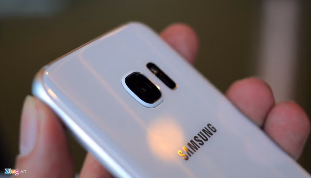 Máy ảnh 12 megapixel được làm lồi nhẹ hơn, 0,46 mm. Samsung cho biết, cảm biến mới cho phép thu nhận ánh sáng tốt hơn, do vậy, thiết bị có thể chụp đêm tốt, lấy nét nhanh. Đặc biệt, S7 edge có thể mở khẩu ở F/1.7.