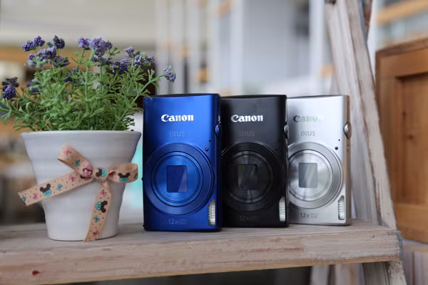  Canon Ixus 170. Máy ảnh bỏ túi của Canon được làm mỏng và trọng lượng nhẹ hơn hẳn đối thủ. Ixus 170 tích hợp cảm biến CCD 20 “chấm” kèm bộ xử lý hình ảnh Digic 4+ giúp tăng tốc xử lý đến 60% khi chụp hình với ISO cao, cũng như rút ngắn thời gian khởi động và lấy nét. Máy được trang bị tính năng zoom quang học 12x kèm công nghệ Zoom Plus cho phép chụp được cảnh vật từ xa với độ chi tiết ưng ý. Hơi tiếc khi Ixus chỉ hỗ trợ quay phim mức HD 720p và thiết lập ISO tối đa dừng ở mức 1.600. Giá tham khảo: 3.390.000 đồng. 