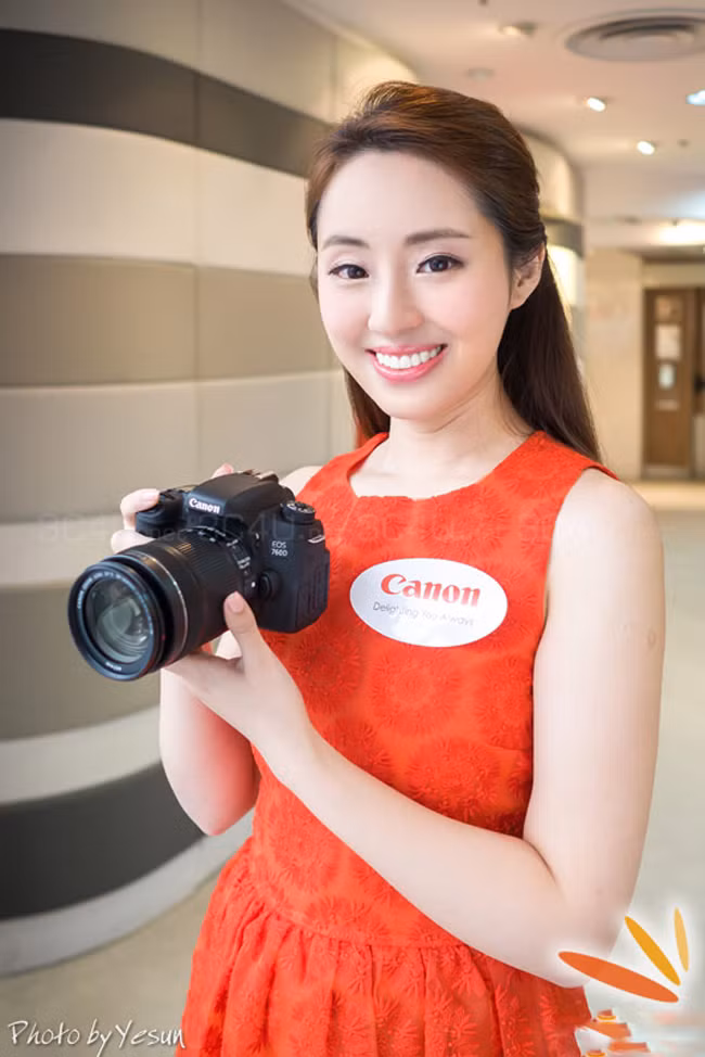 Bộ đôi máy ảnh mới đều dùng cảm biến định dạng APS-C độ phân giải 24,2 megapixel, nâng cấp đáng kể từ 18 megapixel trên mẫu 700D.