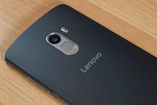 Cụm camera chính độ phân giải 13 MP, đèn flash LED kép 2 tone màu và cảm biến vân tay và logo Lenovo. Camera chính của A7010 có khẩu độ f/2.2, hỗ trợ khả năng lấy nét tự động, nhận diện khuôn mặt và quay video Full HD.