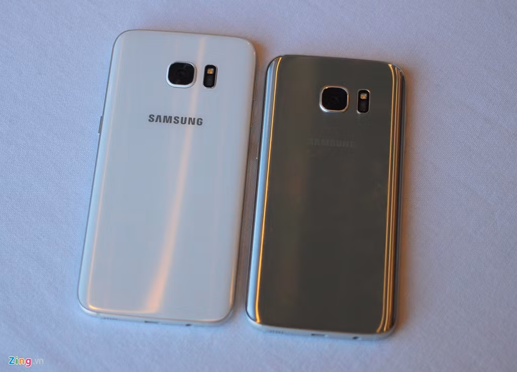 So sánh mặt sau của Galaxy S7 và S7 edge. Model màn hình cong có thiết kế lớn hơn, trong khi các trang bị gần như tương đương.