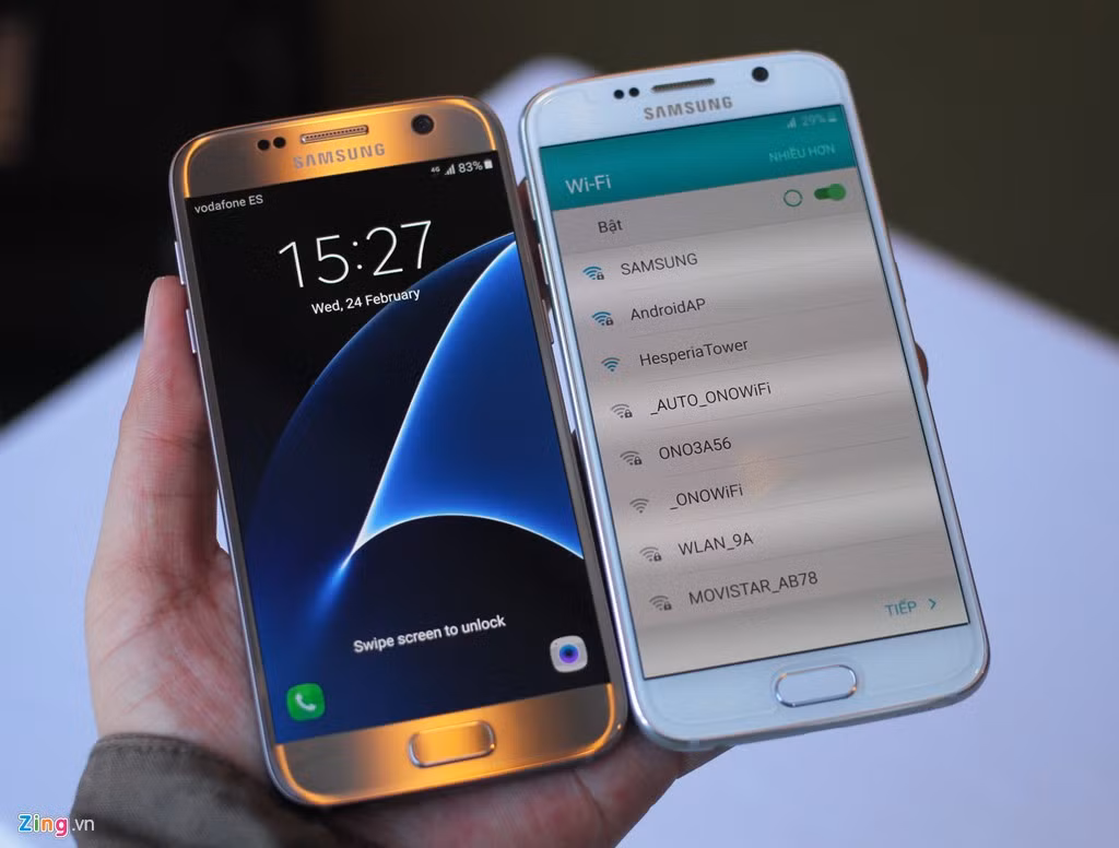 So thiết kế của Galaxy S7 và S6 (phải). Phiên bản mới trông gọn gàng hơn.