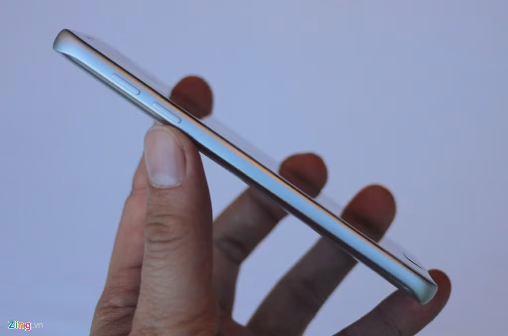 Mặt lưng cong trên Galaxy S7 là thay đổi đáng chú ý. Samsung đã làm điều này ở Galaxy Note 5. Tuy nhiên, mặt lưng của S7 cong nhẹ hơn, hòa hợp vào cạnh bên, cho phép cầm, nắm giữa chắc chắn. Nút tăng giảm âm lượng nằm bên trái.