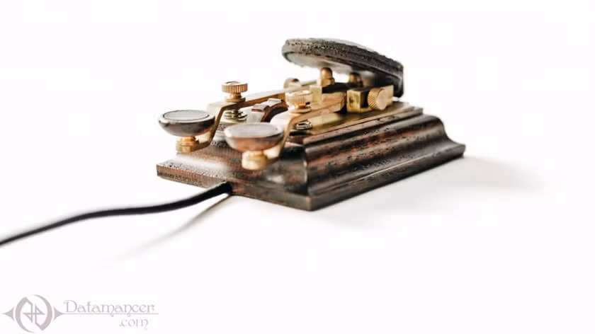 Chuột Telegraph – 12 triệu đồng. Datamancer sáng tạo ra một số bàn phím máy tính, nhưng chỉ tạo ra duy nhất một con chuột. Tuy nhiên, con chuột máy tính này dựa trên thiết kế của một máy điện báo cũ đã được thiết kế để gửi tin mật mã. Nó được làm từ đồng thau và gỗ sồi, vừa vặn trong lòng bàn tay, (mặc dù trông nó không có vẻ thoải mái cho lắm). Nhưng nếu bạn nghĩ rằng con chuột giá 12 triệu đồng này đã là đắt, thì bạn đã nhầm.
