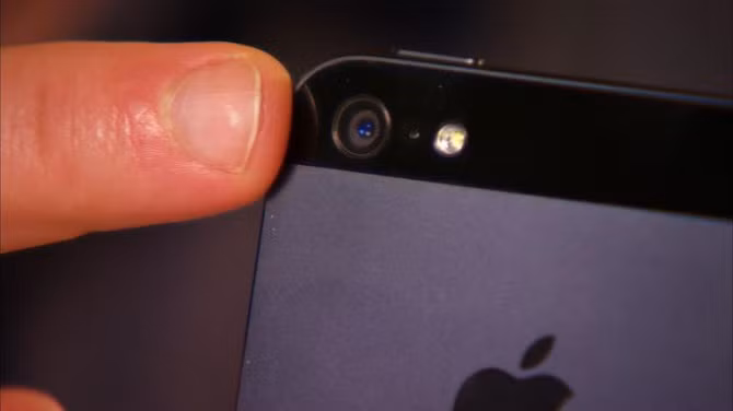  1. Giữ ống kính của máy luôn sạch sẽ không chỉ riêng gì iPhone mà tất cả các dòng máy ảnh chuyên nghiệp khác, việc bảo quản và giữ thiết bị trong tình trạng sạch sẽ là vô cũng quan trọng. Việc này không những tăng tuổi thọ cho thiết bị mà còn giúp những bức ảnh chụp được luôn đạt được chất lượng cao nhất. 
