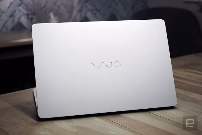 Ngoài ra, VAIO cũng giới thiệu một phiên bản giá rẻ khác của Z Flip có tên Z Clamshell. Về cơ bản thiết kế của máy khá giống với model VAIO Z Flip nhưng không hỗ trợ màn hình cảm ứng và khả năng xoay lật. Máy chỉ có độ phân giải Full HD và thời lượng pin khoảng 11,5 giờ. Giá khởi điểm của máy là 1.499 USD (khoảng 33,1 triệu đồng). Cả hai dòng Z-series đều hỗ trợ Wi-Fi chuẩn ac, Bluetooth 4.1, hai cổng USB 3.0 và đầu đọc thẻ SDXC.
