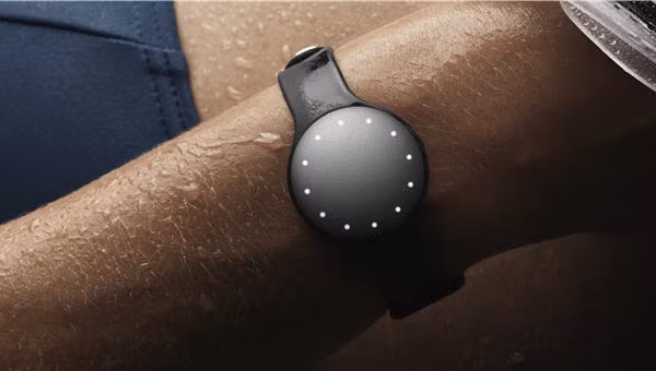  Misfit Shine. Thiết kế nhôm nguyên khối mặt tròn đơn giản kết hợp vòng tròn đèn LED được cắt laser siêu nhỏ tạo nên một Misfit Shine dễ gây chú ý. Vòng đeo tay không phải là điểm đến cuối cùng của Shine khi “viên đá hình cầu” còn có thể được móc vào túi áo, quần hay đeo như dây chuyền rất linh hoạt. Misfit Shine sử dụng pin sạc cho thời gian hoạt động liên tục đến 6 tháng. Vòng đeo tay Shine theo dõi quá trình luyện tập và thông báo tiến độ thông qua bộ đèn LED trên mặt tròn. Bộ đèn LED còn đảm nhiệm chức năng báo giờ khi người dùng gõ nhẹ 2 lần. Giá bán 2.100.000 đồng.