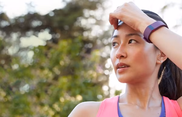  Fitbit Charge. Fitbit Charge gọn gàng với màn hình OLED tí hon gắn vào dây đeo tay. Thiết bị hỗ trợ đầy đủ tư theo dõi vận động đến chất lượng giấc ngủ. Cảm biến trên vòng đeo được cải tiến để nhận diện tốt các bước đi trên thang bộ hay thang máy. Fibit Charge cho phép hiển thị thông tin người gọi đến smartphone đã kết nối cùng khả năng cảnh báo tối ưu hơn nhờ bổ sung chế độ rung. Trang bị màn hình OLED giúp thể hiện thông tin đầy đủ nhưng cũng góp phần rút ngắn thời gian dùng pin của Fitbit Charge chỉ đạt mức 7 ngày. Giá bán: 3.000.000 đồng.