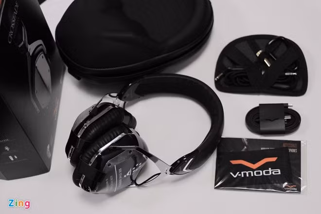 Phụ kiện đi kèm gồm hộp đựng, giắc cắm tai nghe, dây microUSB, sách hướng dẫn và thẻ bảo hành.