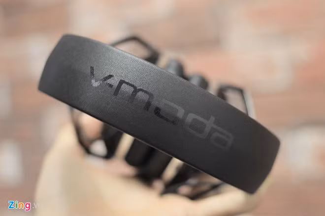 Headband được làm bằng thép bọc da tổng hợp, tất cả đều trải qua các bài kiểm tra theo chuẩn của quân đội Mỹ và gần như "không thể bị phá hủy".