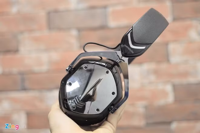 Tai nghe không dây bluetooth V-Moda Crossfade Wireless được các tín đồ của dòng nhạc EDM DJs, Trance, House hay Electro ưa chuộng vì chất lượng âm thanh và thiết kế ấn tượng. Giá bán của model này là khoảng 8 triệu đồng.