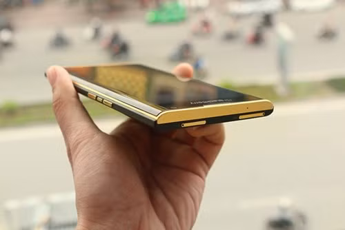  6. Blackberry Priv mạ vàng. Blackberry Priv là chiếc smartphone chạy Android đầu tiên của Blackberry được bán trên thị trường trong năm 2015. Ngay sau khi ra mắt được một thời gian ngắn, sản phẩm này cũng "lọt" vào tay các nhà chế tác tại Việt Nam. Phiên bản mạ vàng Blackberry Priv do một đơn vị chế tác tại TP. Hà Nội tung ra với giá 25 triệu đồng. Phiên bản mạ vàng này sử dụng vàng 24K để chế tác. Đơn vị này tiến hành mạ vàng viền màn hình, khung viền ống kính camera cũng như phần kim loại ở mặt sau BlackBerry Priv khi thiết bị được trượt lên.