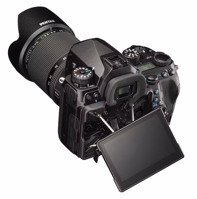 Ngoài ra, thân máy của Pentax K-1 được làm hợp kim magie với 87 điểm được gia cố giúp chống chọi tốt với nhiều điều kiện thời tiết khắc nghiệt. Các thông số khác của máy bao gồm dải ISO từ 100-204.800, hỗ trợ khe cắm thẻ nhớ SD kép, tích hợp Wi-Fi/GPS cũng như nhiều hiệu ứng giúp chụp chân dung nổi bật hơn. Được biết, Pentax K-1 sẽ có giá 1.800 USD (hơn 40 triệu đồng) với nhiều tùy chọn riêng biệt và lên kệ vào tháng 4 năm nay. Chưa rõ mức giá cụ thể tại thị trường Việt Nam.