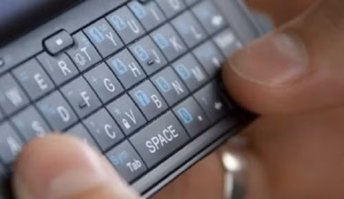  2. Tin nhắn SMS (1993) SMS ra đời là thành quả làm việc liên tục của rất nhiều kỹ sư. Matti Makkonen đề xuất ý tưởng nhưng Friedhelm Hillebrand mới là người tạo ra định dạng tin nhắn 160 ký tự như ngày nay. Tin nhắn SMS đầu tiên có nội dung "giáng sinh an lành", được gửi từ một chiếc PC đến một điện thoại chạy mạng Vodafone của Anh vào năm 1992. Một năm sau đó, Nokia giới thiệu mẫu điện thoại đầu tiên có khả năng gửi và nhận tin nhắn SMS. Khi mới ra mắt, người dùng chỉ có thể gửi SMS đến những người dùng chung mạng. Tin nhắn SMS cũng chỉ thực sự phát triển từ năm 1995.