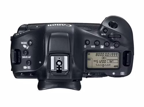 Máy có khả năng chống bụi, chống nước. Màn hình LCD với kích thước 3,2 inch với 1,62 triệu điểm ảnh, có hỗ trợ tính năng cảm ứng.